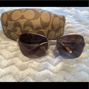 Cute Coach sunglasses w/ green 🦋